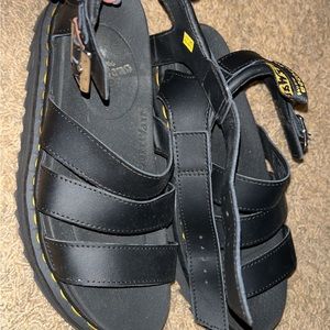 DR.MARTENS.        BLAIRE HYDRO LEATHER STRAP SANDALS☕️